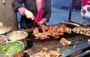 【案例】大學生“豬蹄哥”從地攤起步，一年賣出30萬只豬