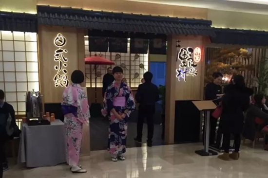 火鍋店關(guān)門潮之際，這家店憑啥開業(yè)就排隊？
