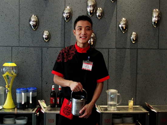 10分鐘就能學(xué)會(huì)海底撈服務(wù)，不信進(jìn)來(lái)看看|餐飲界