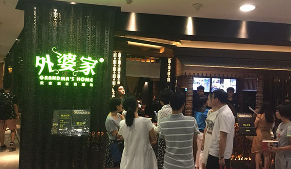 快來(lái)看??！奶奶和外婆打起來(lái)了！