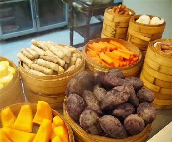 你覺得不上檔次的那些餐飲，卻為何頻頻能夠引爆市場？