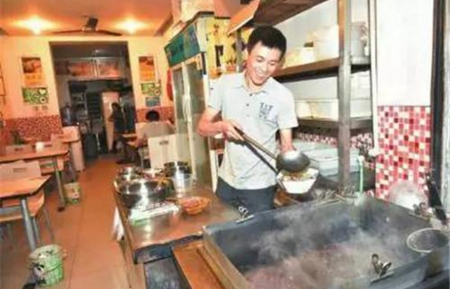 老人吃飯忘付飯錢(qián)，餐館老板“理解”感動(dòng)全國(guó)