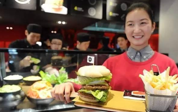 快餐連鎖三巨頭各自轉(zhuǎn)型“去快餐化”，三個方向哪家最強?|餐飲界
