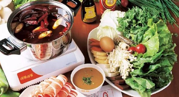 呷哺進(jìn)軍火鍋調(diào)料，火鍋品牌入局調(diào)料市場漸成常態(tài)