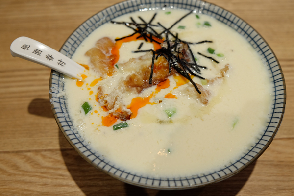 一碗豆?jié){12元，兩只包子26元…在餐飲寒冬，它靠什么讓顧客絡(luò)繹不絕|餐飲界