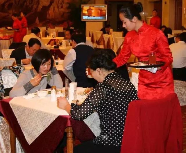 餐廳生意不好，老板竟然吃客人的剩菜……（看完沉默了！）|餐飲界
