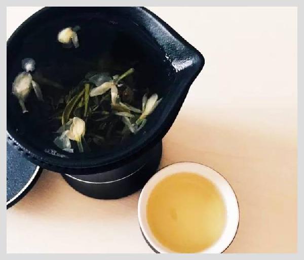 無印良品開了一家咖啡館，但主角是一款“性冷淡”的茶？|餐飲界