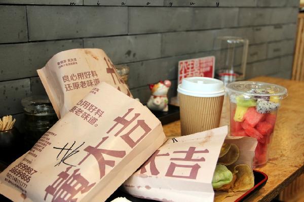 風(fēng)口上的同類，為何黃太吉關(guān)店過半，西少爺年入1億？|餐飲界