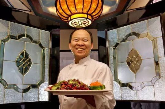 不懂英語(yǔ)！湖北農(nóng)村娃逆襲成美十家餐廳老板，被美國(guó)人封為功夫廚神！
