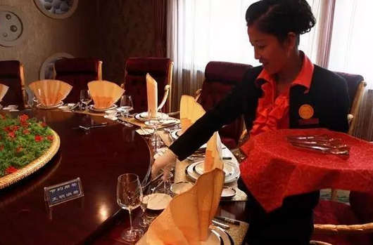 餐廳的老員工不服管，應(yīng)該怎么辦？|餐飲界