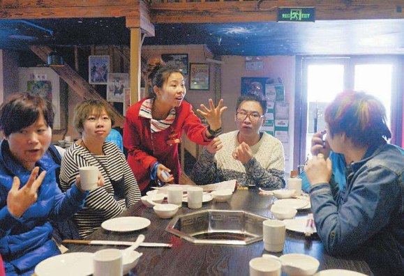 麗江一餐廳21名員工14名是聾啞人，點(diǎn)菜用iPad打手語(yǔ)|餐飲界