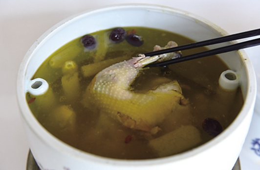 從放棄“鐵飯碗”到創(chuàng)辦餐飲企業(yè) 這道百年“雞湯”能否溫潤你的心靈？