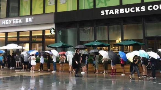 帝都開業(yè)首日排隊排到星巴克門口！喜茶離成為“巨頭”還有多遠？
