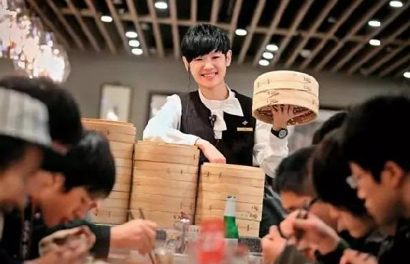 鼎泰豐員工忠誠(chéng)度高、服務(wù)水平強(qiáng)的秘密原因是？