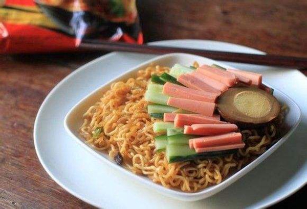 被外賣“打敗”的不只方便面，還有好搭檔火腿腸|餐飲界