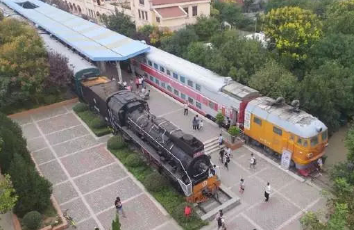 在火車上開(kāi)美食街，一列車廂一個(gè)門店，租客瘋搶，人氣爆棚