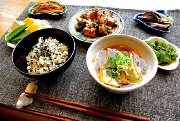 大肆擴張的日料比艱難前行的中餐，到底好在哪？|餐飲界