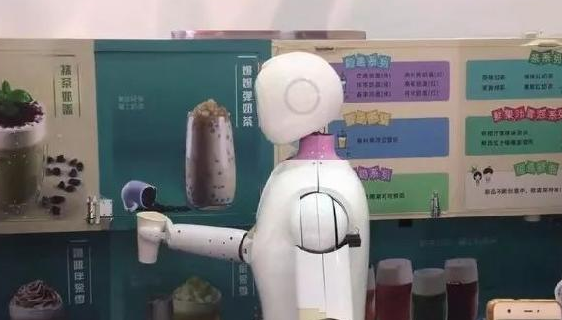 機(jī)器人“入侵”奶茶店，搞噱頭還是真有料？ 來(lái)源：咖門    作者：李沐      2017-10-27 08:37      973
