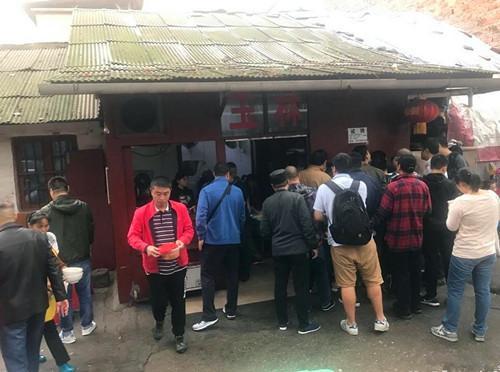 這家開(kāi)了35年的老長(zhǎng)沙米粉店，6塊錢(qián)一碗，6點(diǎn)就開(kāi)始排隊(duì)了|餐飲界