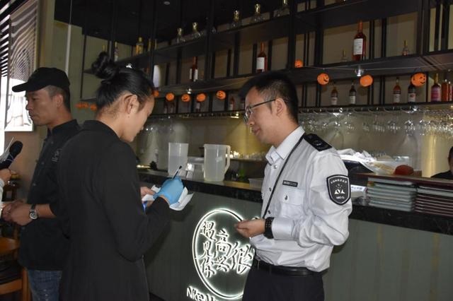 韓寒在深圳的餐廳再被查，后廚餐具堆地上降C！