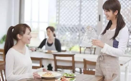 打動顧客的8條攻心計，優(yōu)秀的餐廳服務員都在用！