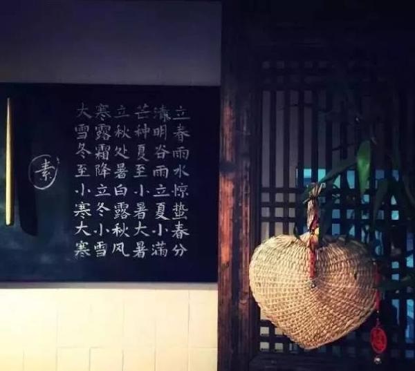 這家不足10平米的小店，只有一張桌子，無肉無酒，卻治愈了無數(shù)的過客