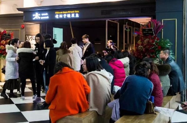 4人以上不接待，卻排隊(duì)800桌，這家“奇葩”店的邏輯是？