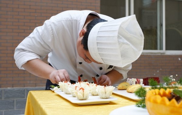 餐飲服務(wù)升級(jí)正當(dāng)時(shí)，服務(wù)模型、員工管理模式的正確打開方式是？