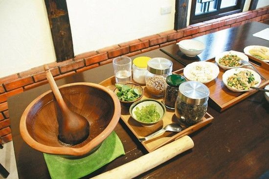 自學(xué)成才的成都老大叔，賣又貴又囂張的一碗面為啥還是生意比你好？