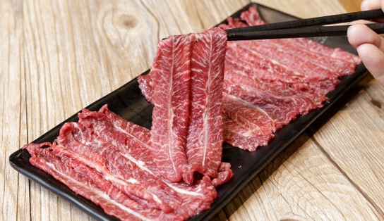 這個(gè)城市400多家潮汕牛肉火鍋，今冬只剩下101家，原來(lái)被串串香給頂了|餐飲界