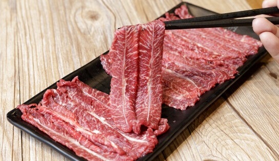 這個(gè)城市400多家潮汕牛肉火鍋，今冬只剩下101家，原來被串串香給頂了
