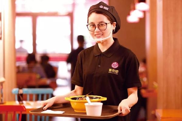 沒有廚師，無人點(diǎn)餐！他4年開出300多家店，日銷高達(dá)10萬碗！
