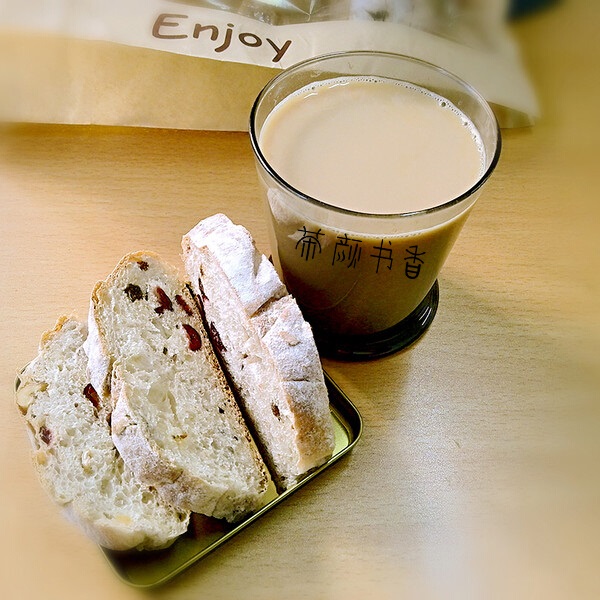 茶顏書香“茶飲+歐包”的輕餐飲模式，備受消費者歡迎