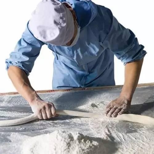 發(fā)獎(jiǎng)金，給廚師配保姆留住員工？但論留人還是海底撈牛