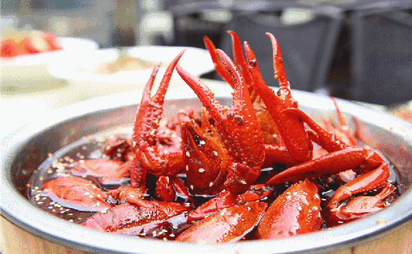 小龍蝦提價入市：食客說吃不起，餐廳說不賺錢