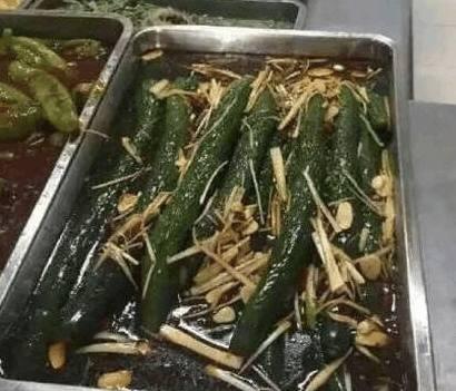 食堂大媽又出新菜啦！綠雞腿炒火龍果靠邊站，這才是黑暗料理！