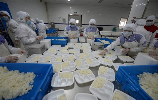 難得一見高鐵盒飯內(nèi)部制作過程，六百斤一鍋燒，醬油調料論瓶倒