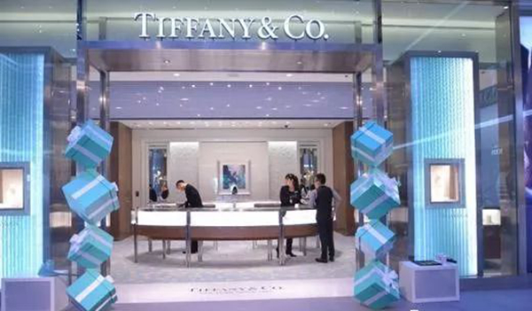 從時尚到過時，Tiffany藍是這樣一步步被餐飲人用廢的！