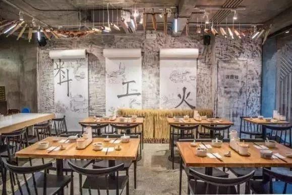 “網(wǎng)紅”茶飲店后廚臟亂差，網(wǎng)紅：這個(gè)鍋我們不背！