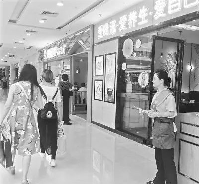 這就是餐飲的未來(lái)嗎？年輕人當(dāng)老板，大媽大嬸當(dāng)服務(wù)員