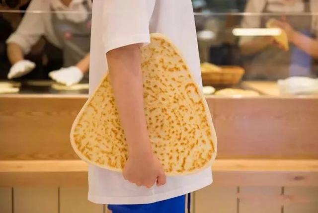 不斷“試錯”的西貝，這次開了家“三角肉夾饃+咖啡”的餐廳……