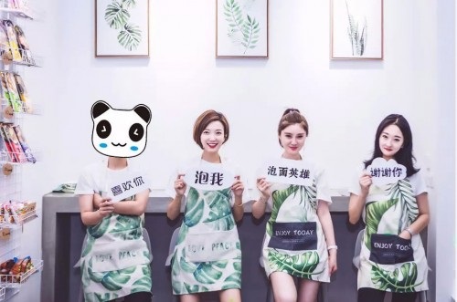 90后美女網(wǎng)紅開“泡面英雄”餐廳，日入3萬走紅網(wǎng)絡(luò)