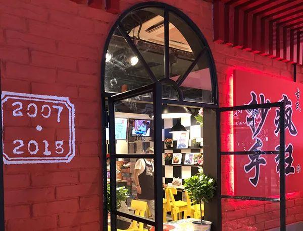 不到20種產(chǎn)品，8個(gè)餐位，日銷過萬。TA是最早的“網(wǎng)紅”！