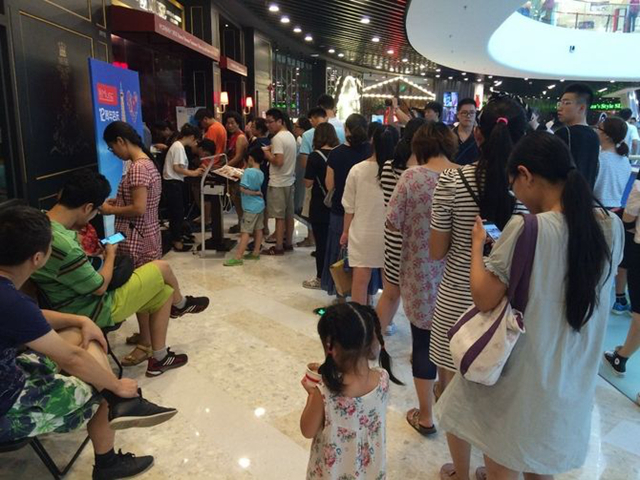 店外排隊，店里客人坐著聊天不走，我該怎么辦？