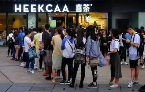 為啥店門(mén)口排隊(duì)的總是喜茶？不僅僅因?yàn)槔习迨?0后！