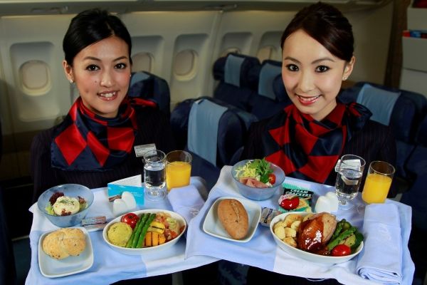 多航空公司取消免費餐飲 以后坐飛機真要帶泡面了？
