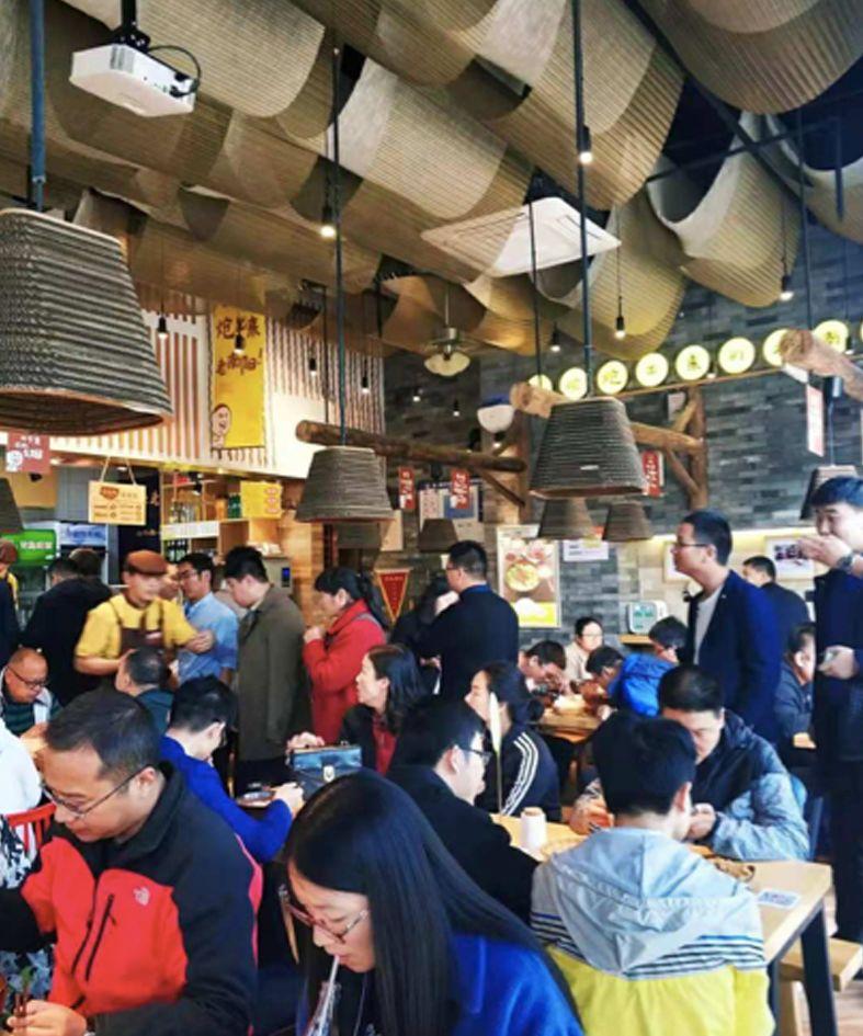 100多平的店面日收1.5萬，翻座達6次以上，憑什么？