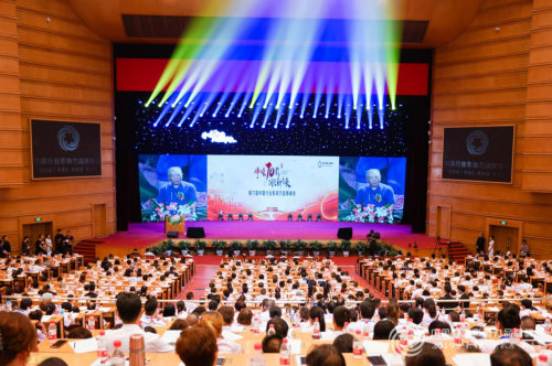  第六屆中國(guó)行業(yè)影響力品牌峰會(huì)，雅座CEO白昱對(duì)話央視康輝