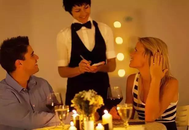 顧客要退菜，看4個不同服務(wù)員如何處理！