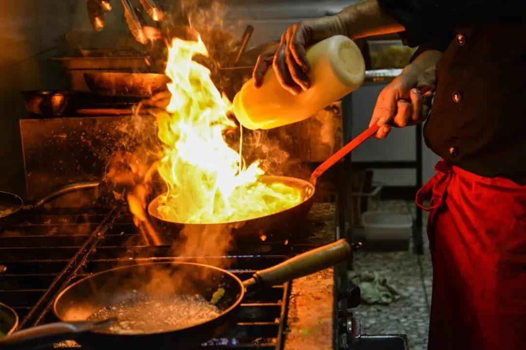 餐飲大事件204期 ｜喜茶、奈雪的茶明年要赴港上市？面包新語(yǔ)一加盟店蛋糕被檢出沙門氏菌，全國(guó)門店整改審查|餐飲界